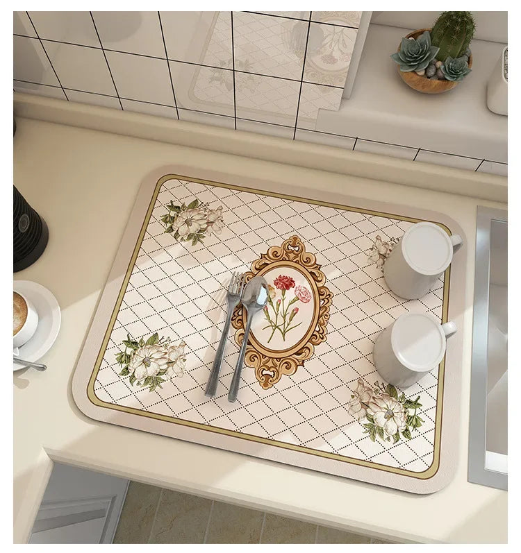 Tapis absorvant "Rose off white" avec tasses de café et ustensiles dessus