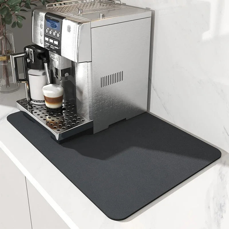 Machine à café sur tapis absorbant noir 