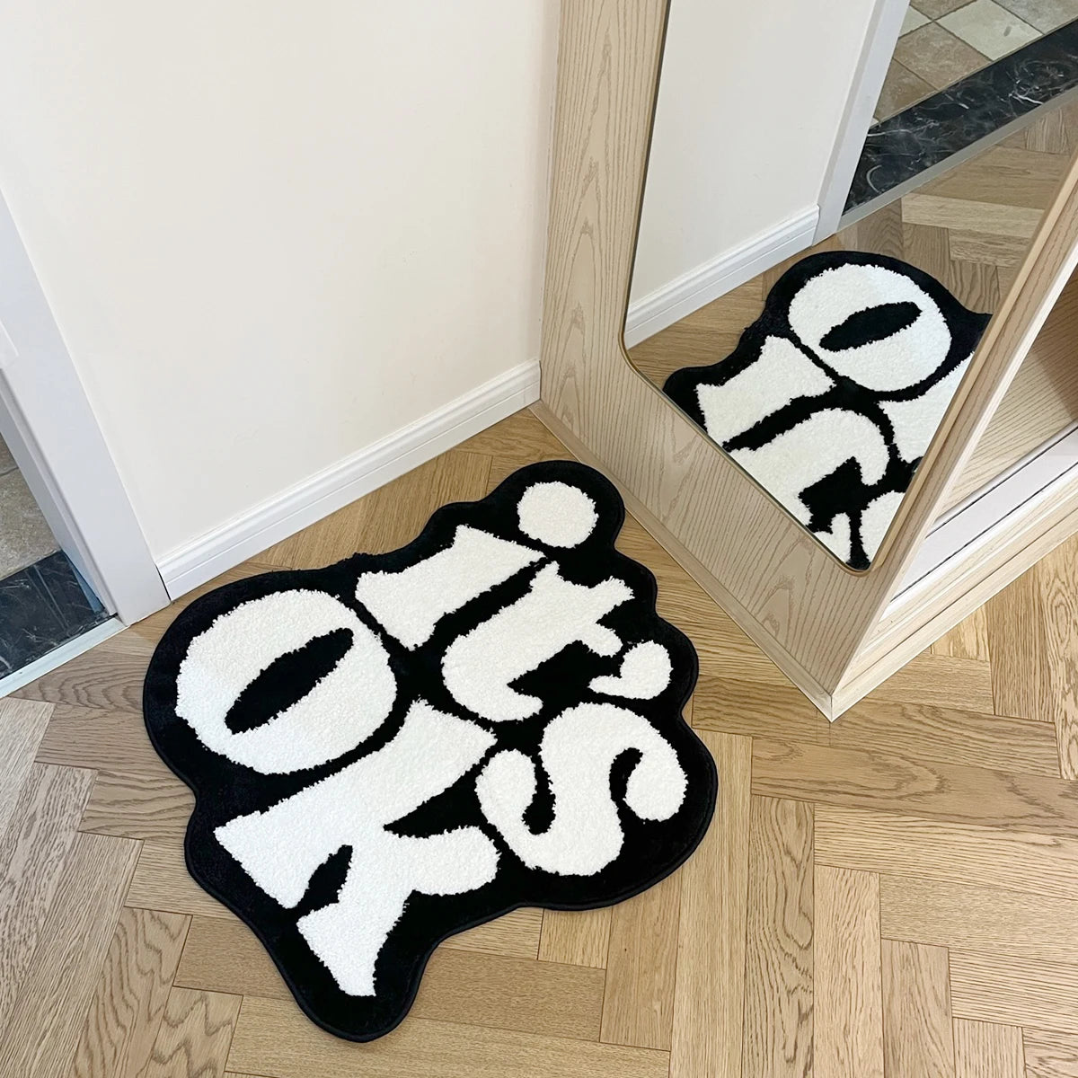 Paillasson noir et blanc avec lettrage "it's ok"