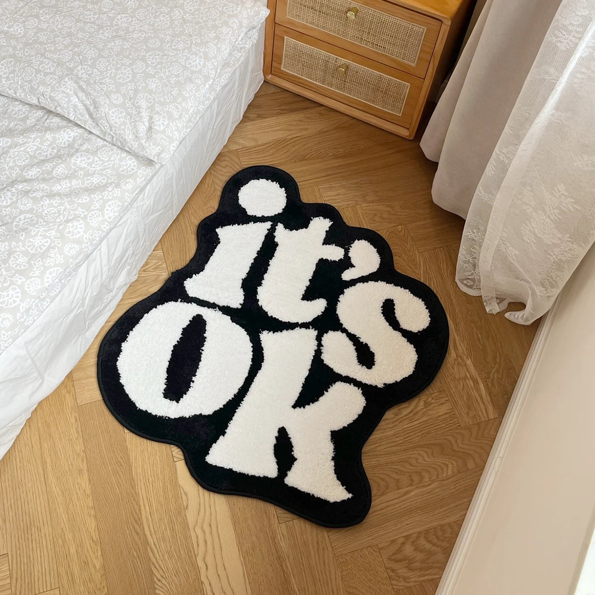 Paillasson noir et blanc avec lettrage "it's ok"