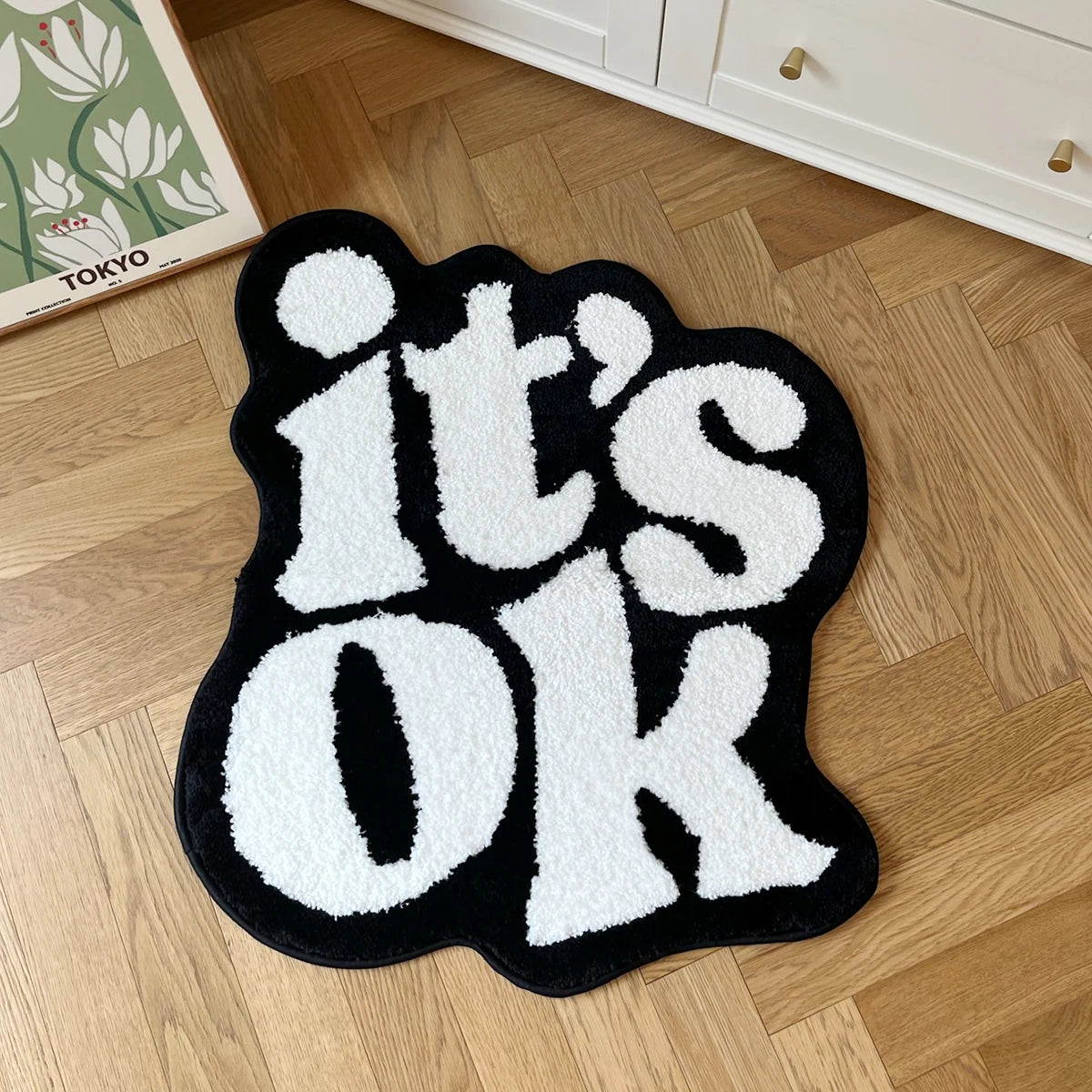 Paillasson noir et blanc avec lettrage "it's ok"
