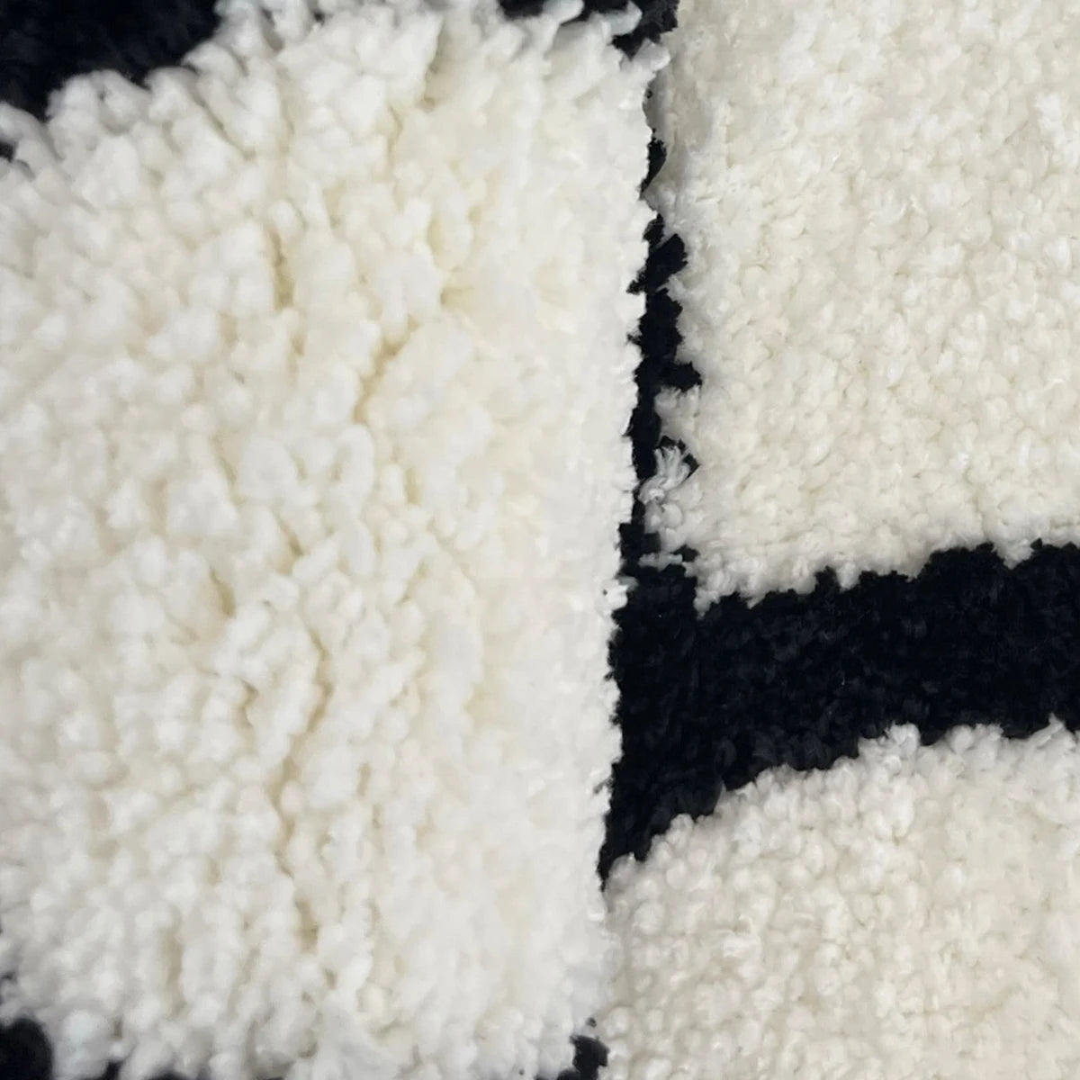 Paillasson noir et blanc avec focus sur le detail