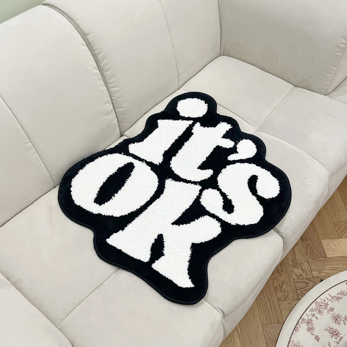 Paillasson noir et blanc avec lettrage "it's ok"