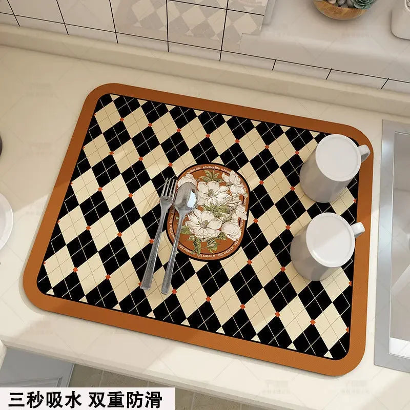 Tapis absorbant "knight of the rose"  avec deux tasses de café et ustensiles  posées dessus 