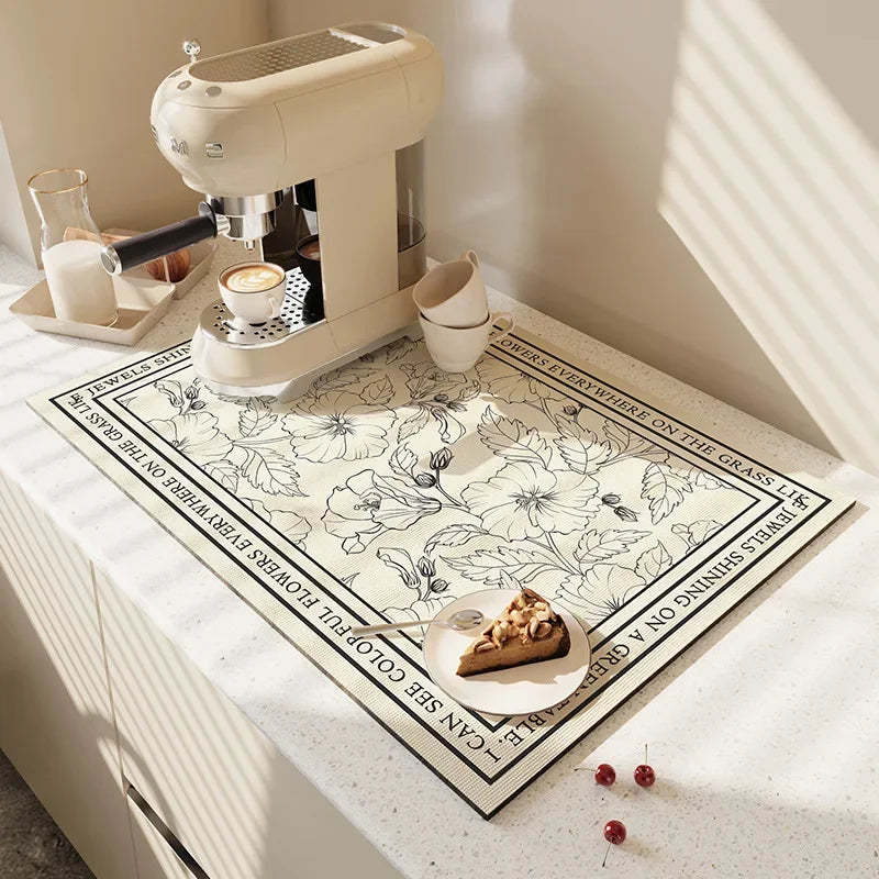 Tapis absorbant white flower avec machine a café posée dessus 