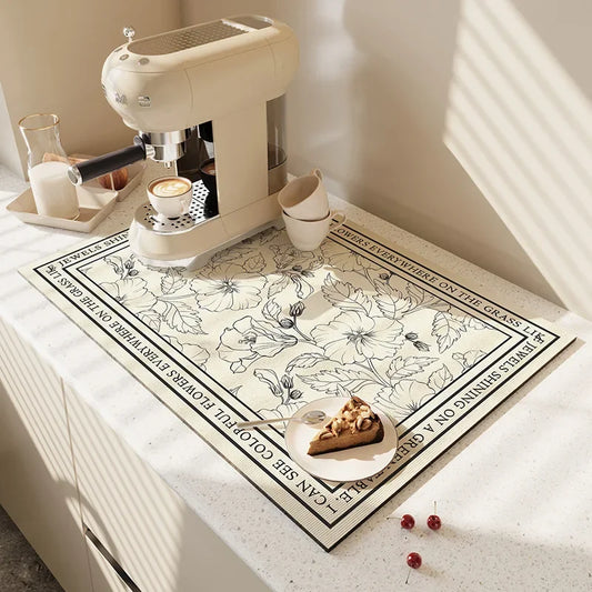Tapis absorbant white flower avec machine a café posée dessus 